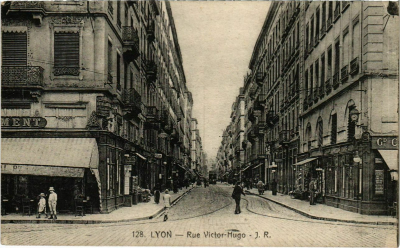 Carte postale ancienne Lyon- Rue Victor Hugo France à Lyon