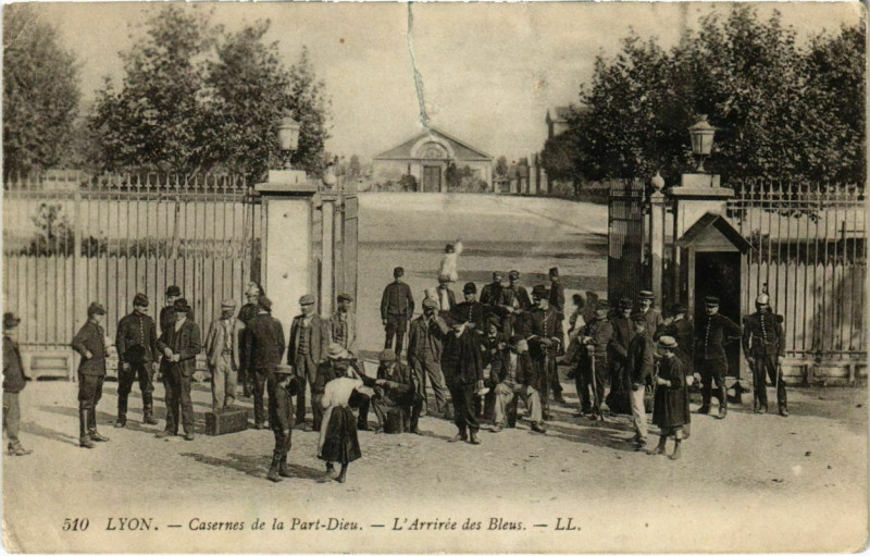 Carte postale ancienne Lyon- Casernes de la Part Dieu, Arrivee des Bleus France à Lyon