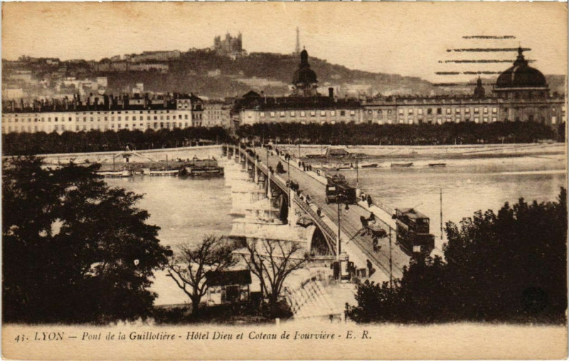 Carte postale ancienne Lyon- Pont de la Guillotiere ,Hotel Dieu,Coteau Fourviere France à Lyon
