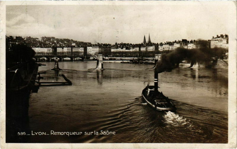 Carte postale ancienne Lyon- Remorqueur sur la Saone France à Lyon