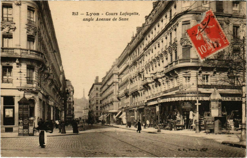 Carte postale ancienne Lyon- Cours Lafayette angle Avenue de Saxe France à Lyon