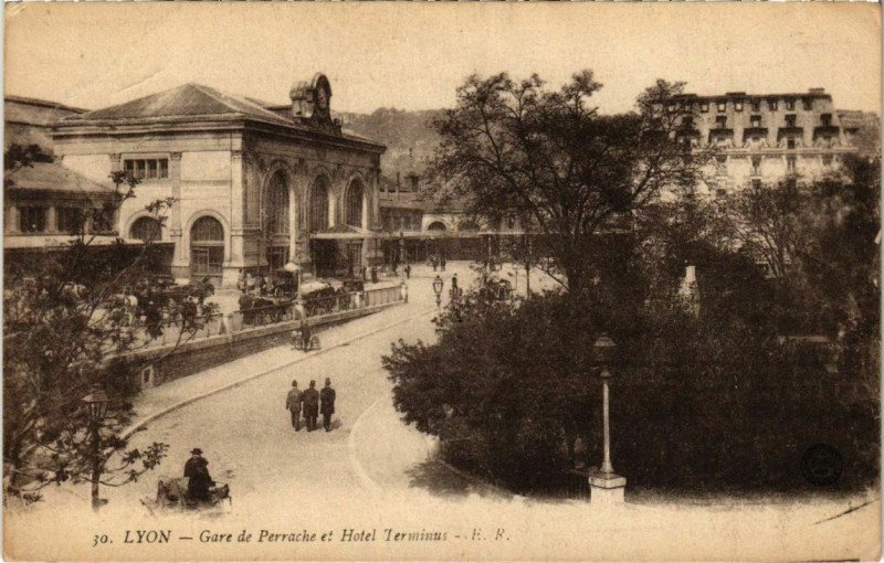 Carte postale ancienne Lyon- Gare de Perrache et Hotel Terminus France à Lyon