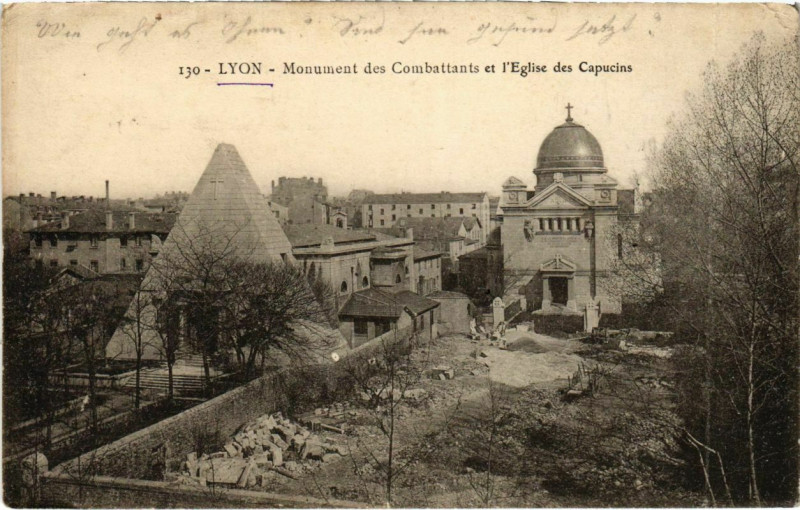 Carte postale ancienne Lyon- Monument des Combattants&Eglise des Capucins France à Lyon