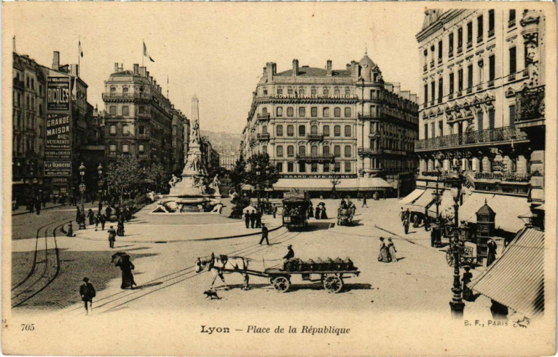 Carte postale ancienne Lyon- Place de la Republique France à Lyon