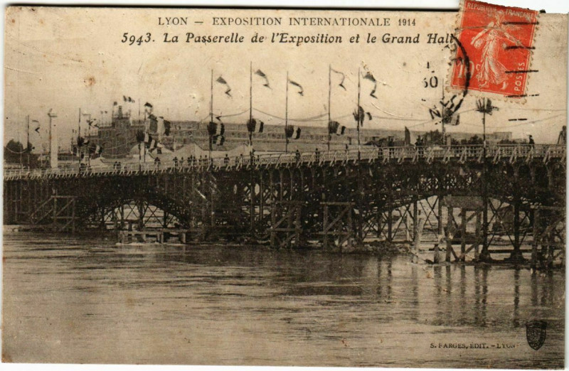 Carte postale ancienne Lyon- La Passerelle de l'Exposition et le Grand Hall France à Lyon