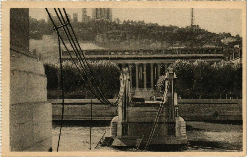 Carte postale ancienne Lyon- Pont du Palais de Justice France à Lyon
