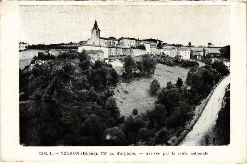 Carte postale ancienne Yzeron Arrivée par la route nationale Rhone à Yzeron