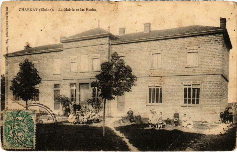 Carte postale ancienne Charnay La Mairie et les Ecoles Rhone à Charnay