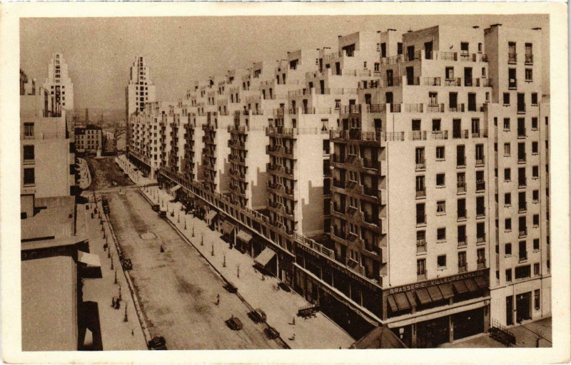 Carte postale ancienne Villeurbanne Avenue de l'Hotel de Ville et les 2 Tours de 18 etage à Villeurbanne