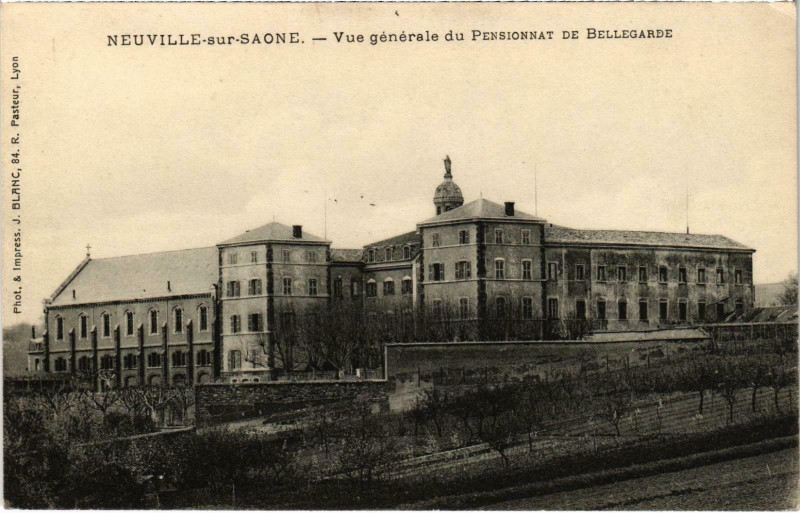 Carte postale ancienne Neuville-sur-Saone Vue générale Pensionnat Bellegarde à Neuville-sur-Saône