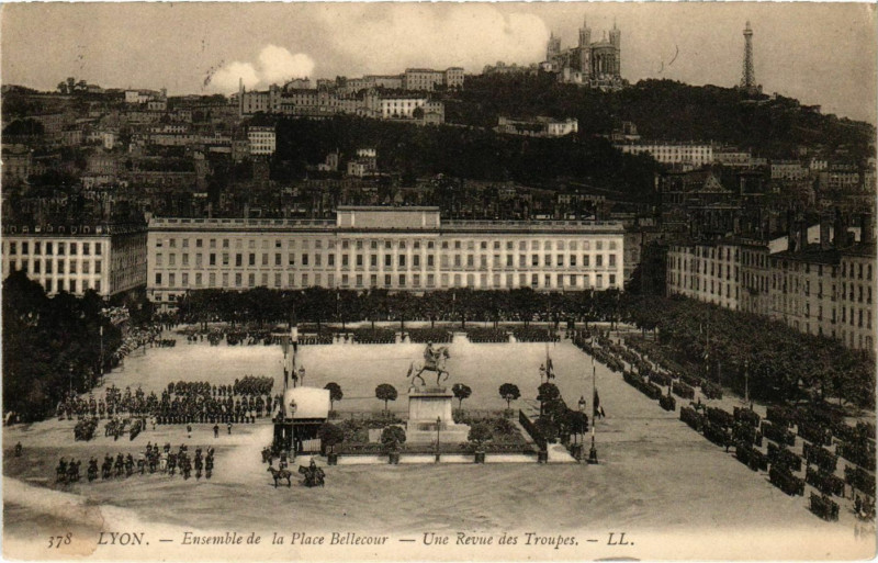 Carte postale ancienne Lyon Ensemble de la Place Bellecour à Lyon