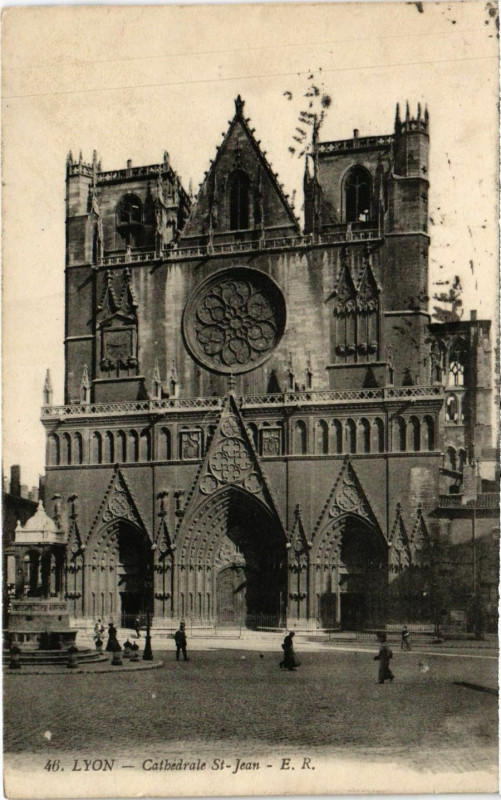 Carte postale ancienne Lyon Cathédrale St-Jean à Lyon
