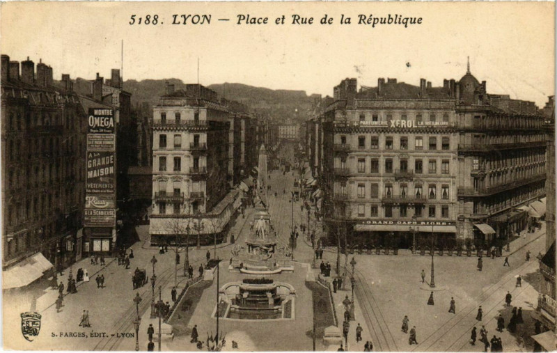 Carte postale ancienne Lyon Place et Rue de la République à Lyon