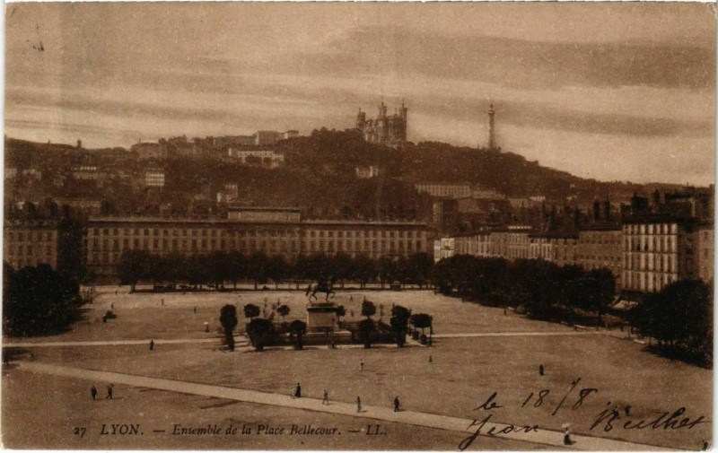 Carte postale ancienne Lyon Ensemble de la Place Bellecour à Lyon