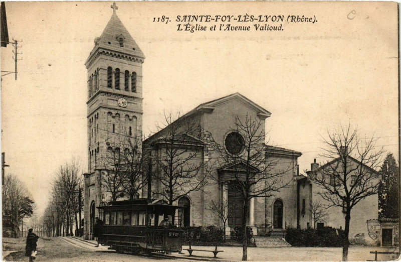 Carte postale ancienne Ste Foy lés Lyon - L'Eglise et l'Avenue Valioud à Lyon