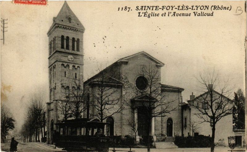 Carte postale ancienne Sinte Foy les Lyon - L'Eglise et l'Avenue Valioud à Lyon