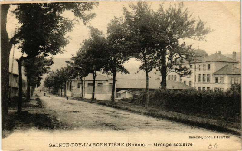 Carte postale ancienne Sainte Foy l'Argentiére - Groupe scolaire à Sainte-Foy-l'Argentière