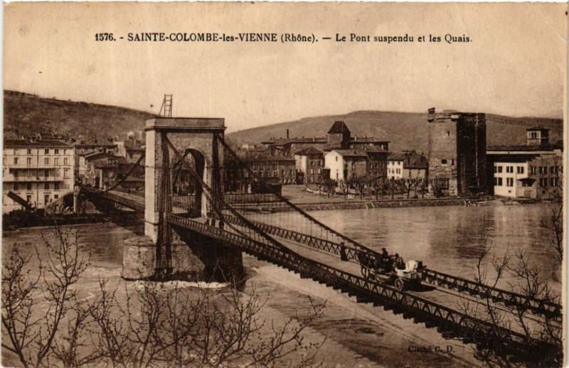 Carte postale ancienne Sainte Colombe les Vienne - Le Pont suspendu et les Quais à Sainte-Colombe