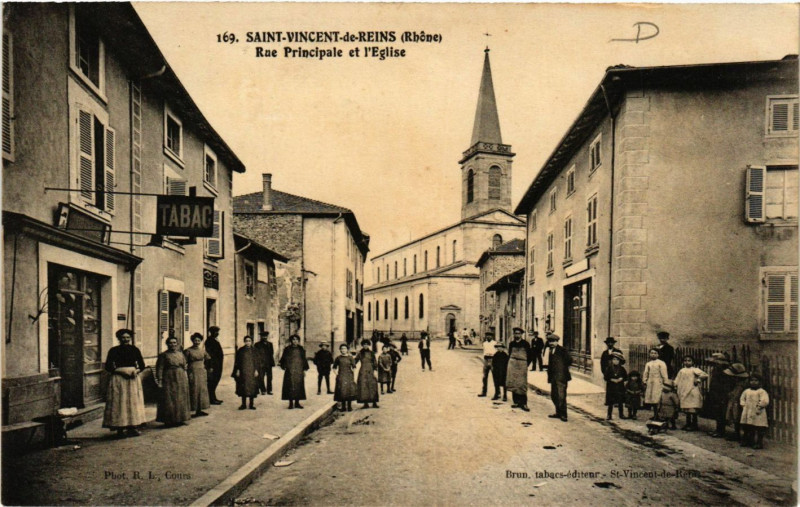 Carte postale ancienne Saint Vincent de Reins - Rue Principale et l'Eglise à Saint-Vincent-de-Reins