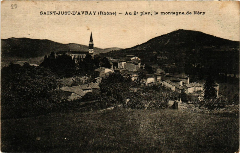 Carte postale ancienne Saint Just D'Avray - Au 2 plan, la montagne de Néry à Saint-Just-d'Avray