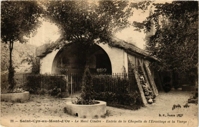 Carte postale ancienne Saint Cyr au Mont D'Or - Le Mont Cindre - Entrée de la Chapelle à Saint-Cyr-au-Mont-d'Or
