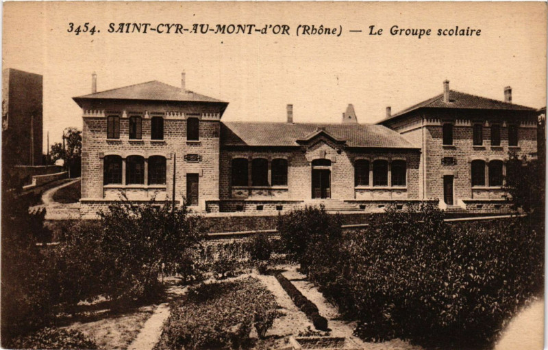 Carte postale ancienne Saint Cyr au Mont d'Or - Le Groupe scolaire à Saint-Cyr-au-Mont-d'Or