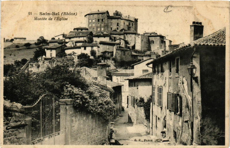 Carte postale ancienne Sain Bel - Montée de l'Eglise à Sain-Bel
