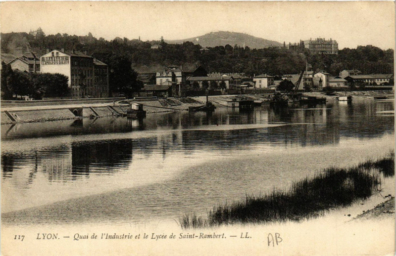 Carte postale ancienne Lyon - Quai de l'Industrie et le Lycée de Saint Rambert à Lyon