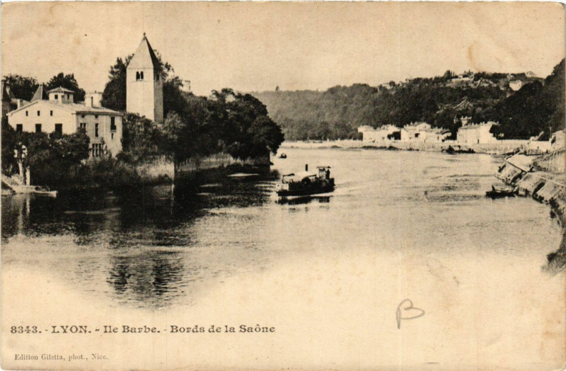 Carte postale ancienne Lyon - Ile Barbe - Bords de la Saone à Lyon