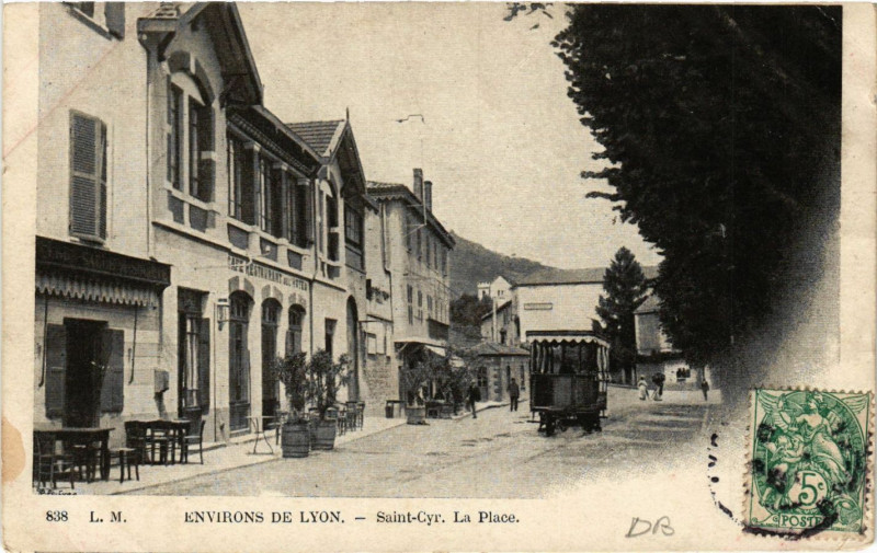 Carte postale ancienne Environs de Lyon - Saint Cyr. La Place à Lyon
