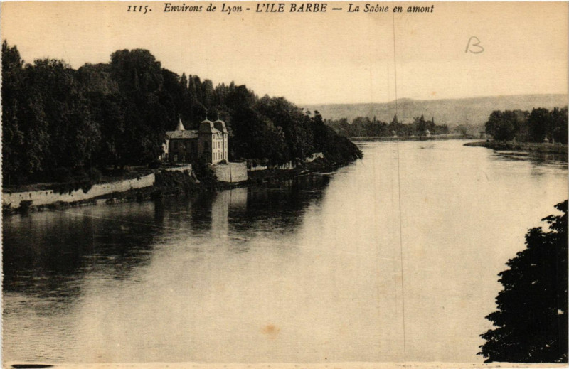 Carte postale ancienne Environs de Lyon - L'ile Barbe - La Saone en amont à Lyon