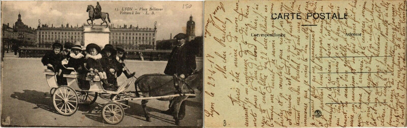 Carte postale ancienne Lyon Place Bellecour. Voiture a ane. à Lyon
