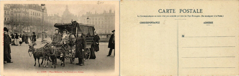 Carte postale ancienne Lyon Place Bellecour. La Voiture aux Chevres. à Lyon