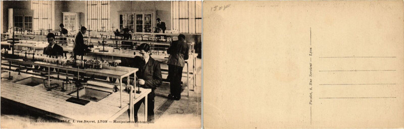 Carte postale ancienne Lyon Ecole de la Salle. Manipulations chimiques. à Lyon