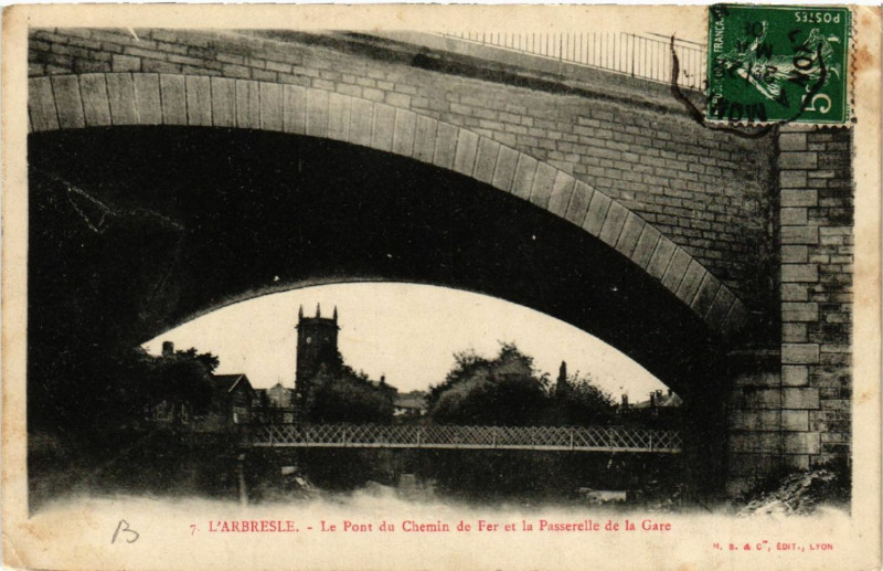 Carte postale ancienne L'Arbresle Le Pont du Chemin de Fer et la Passerelle de la Gare à L'Arbresle