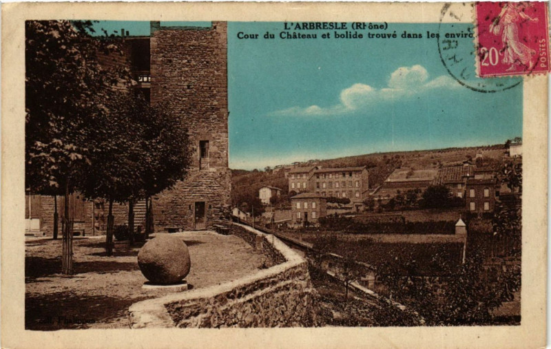 Carte postale ancienne L'Arbresle Cour du Chateau et bolide trouve dans les Env. à L'Arbresle
