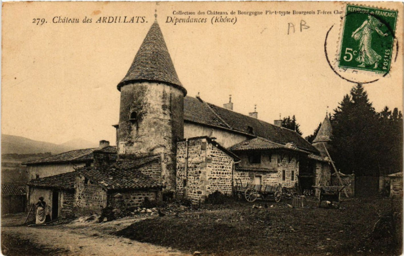 Carte postale ancienne Chateau des Ardillats. Dependances.