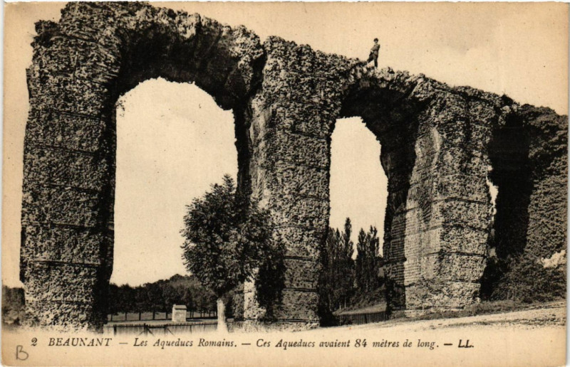 Carte postale ancienne Beaunant Les Aqueducs Romains