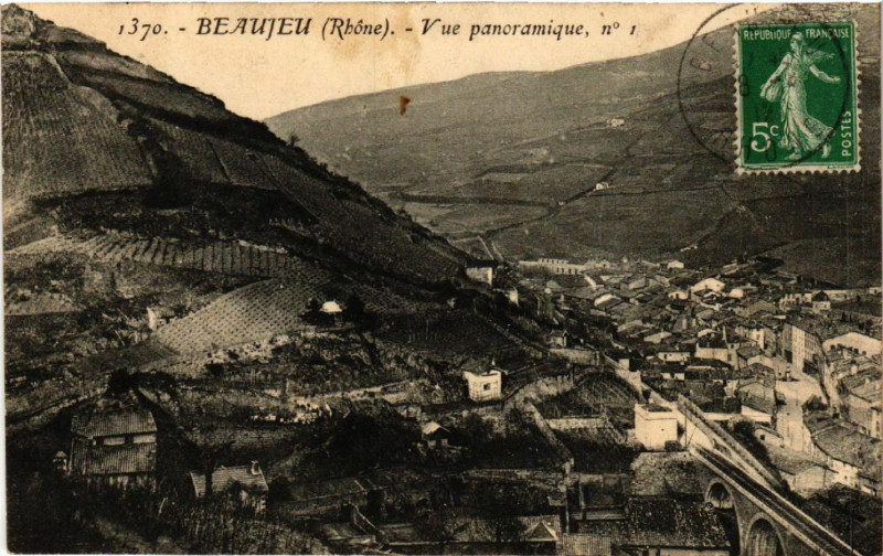 Carte postale ancienne Beaujeu Vue panoramique à Beaujeu