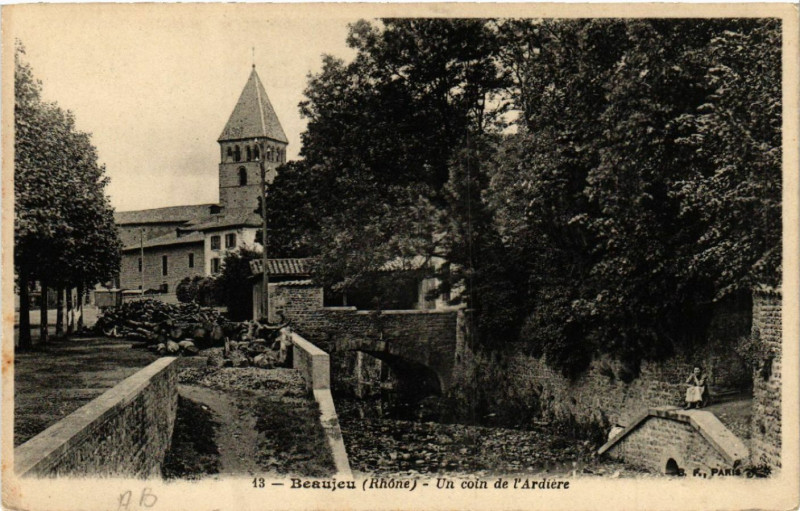 Carte postale ancienne Beaujeu Un coin de l'Ardiere à Beaujeu