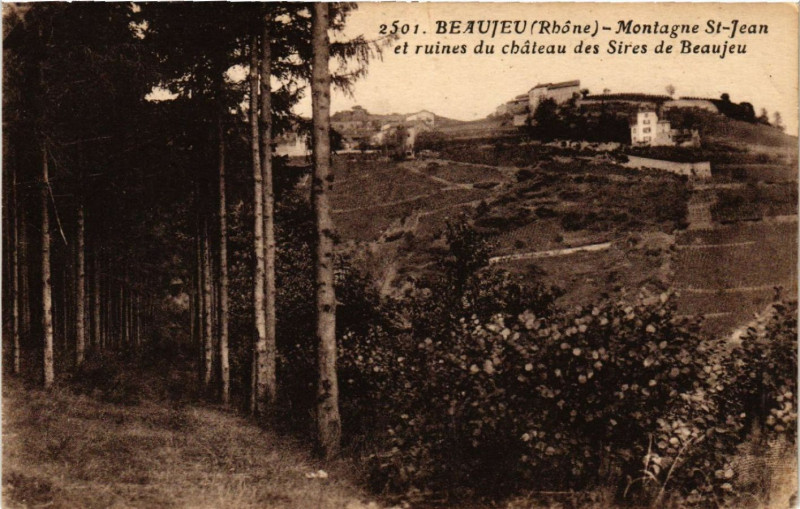 Carte postale ancienne Beaujeu Montagne St-Jean et ruines du chateau des Sires à Beaujeu