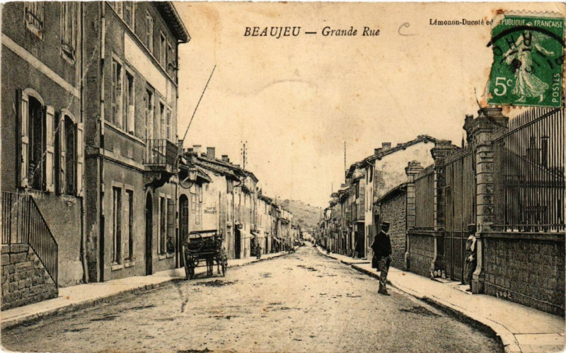 Carte postale ancienne Beaujeu Grande Rue à Beaujeu