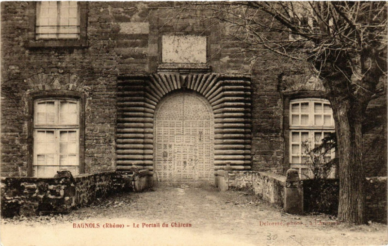 Carte postale ancienne Bagnols Le Portail du Chateau à Bagnols