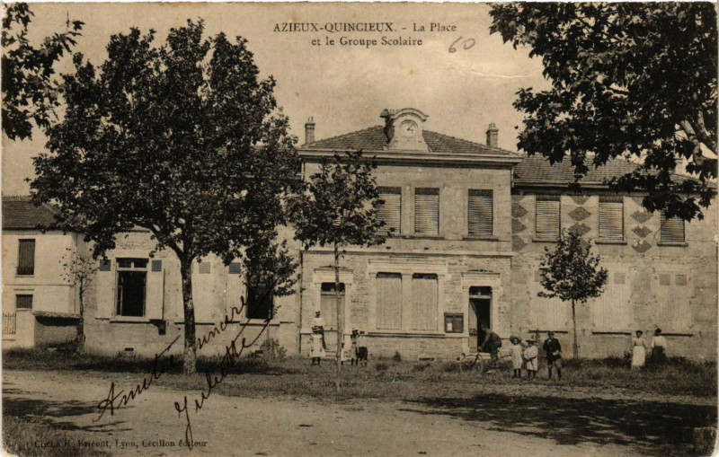 Carte postale ancienne Azieux-Quincieux La Place et le Groupe Scolaire à Quincieux
