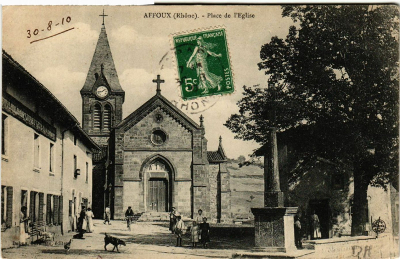 Carte postale ancienne Affoux Place de l'Eglise à Affoux