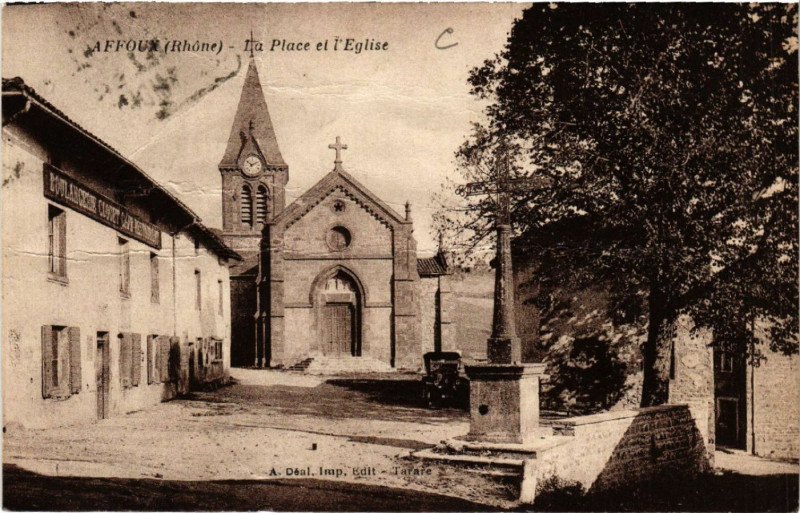 Carte postale ancienne Affoux La Place et l'Eglise à Affoux
