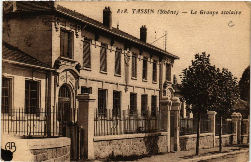 Carte postale ancienne Tassin Le Groupe scolaire