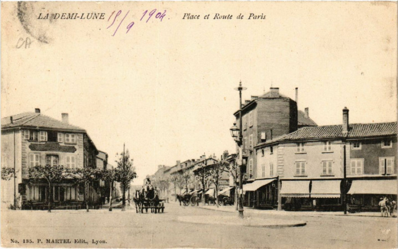 Carte postale ancienne La Demi-Lune Place et Route de Paris