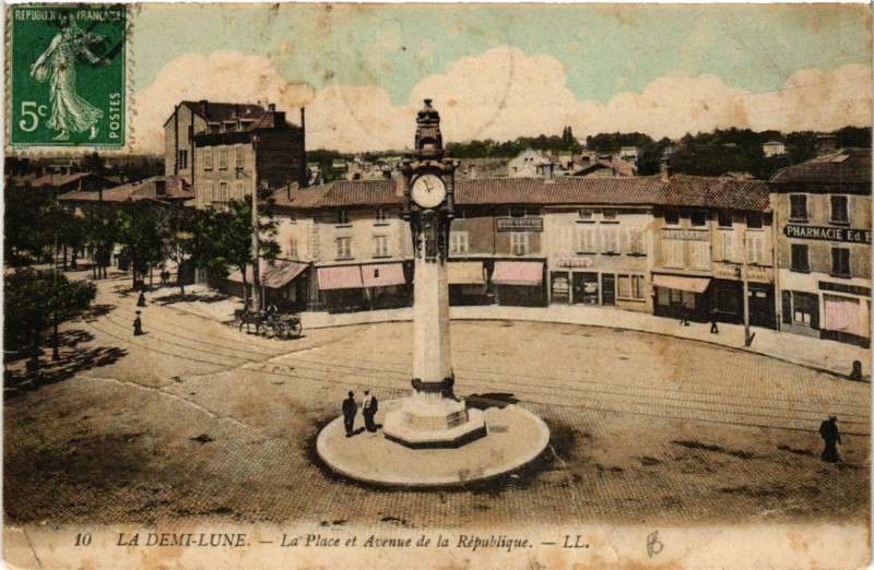Carte postale ancienne La Demi-Lune La Place et Avenue de la Republique