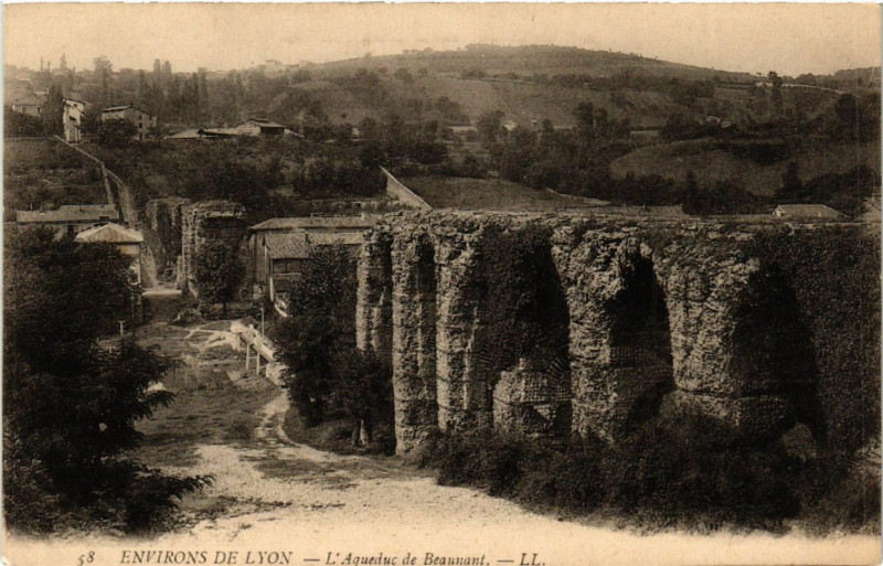 Carte postale ancienne Env. de Lyon L'Acqueduc de Beaunant à Lyon